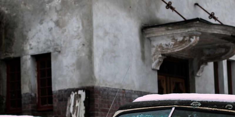 从平面到立体：服装模特道具在电商产品主图拍摄中的布景与构图技巧 | 利奥模特