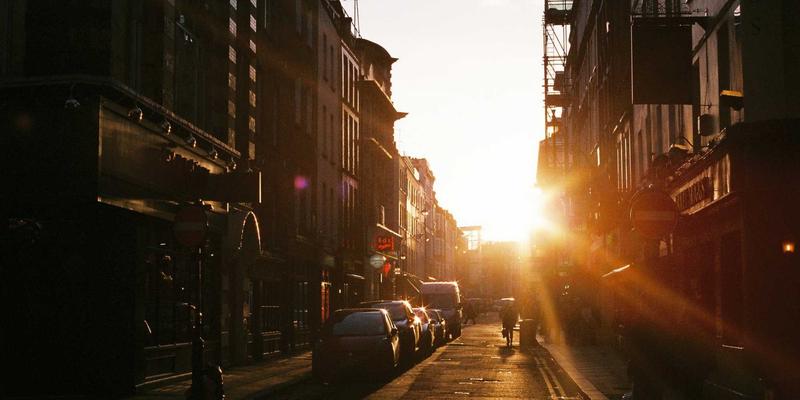 服装模特道具色彩管理：3大策略强化品牌视觉识别系统
