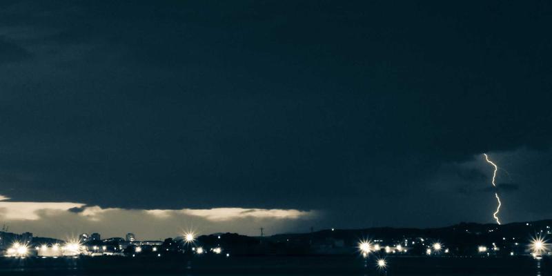 橱窗展示的灵魂：如何用服装模特道具在有限空间内讲述品牌故事